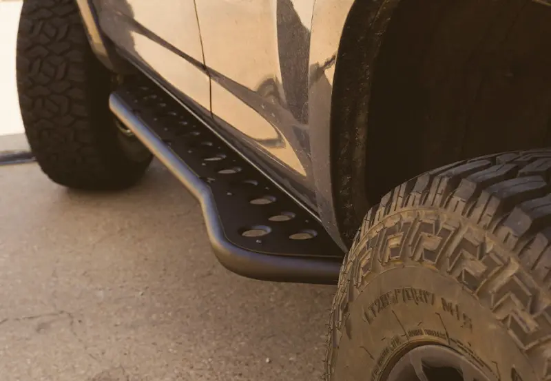 Cali Raised Bolt-On Rock Sliders For 2003–2009 Toyota 4Runner – Kick-Out Design With Bedliner Fill Plate 1